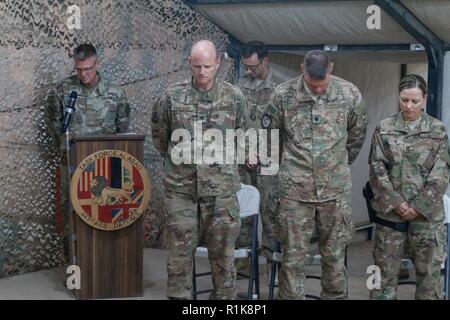 Us-Armee Maj. Jon Pirtle, Links, Kaplan der 201St Region Support Group, liefert der Aufruf für die Übertragung des 443Rd Air Expeditionary Geschwader der Behörde Zeremonie an Al Asad Air Base (Aaab), Irak, 7. Oktober, 2018. AAAB ist ein Combined Joint Task Force - inhärenten Lösen erweiterte Partner Lage zu Training Partner Kräfte und Verstärkung ihrer Wirksamkeit gewidmet. Stockfoto