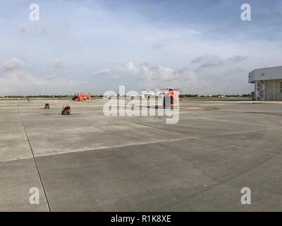 Ein Coast Guard Air Station Miami MH-65 Dolhpin Hubschrauber sitzen an Air Station Miami, Okt. 11, 2018. Eine Air Station Miami Hubschrauberbesatzung ist in Tallahasse, Florida inszeniert in Vorbereitung für Hurrikan Michael Antwort bemühen. Stockfoto