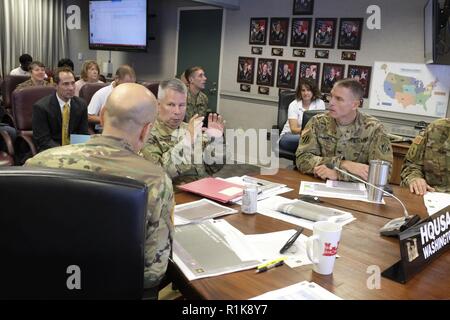 Generalleutnant Todd Semonite, USACE kommandierenden General und 54th Chief von Ingenieuren, spricht mit dem Stellvertretenden Kommandierenden General für Zivil- und Rettungsmaßnahmen Generalmajor Scott Spellmon, in einem Briefing am Okt. 11, 2018, aktuelle Informationen über die jetzt - tropischer Sturm Michael in Washington, D.C. zu überprüfen ( Stockfoto