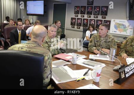 Generalleutnant Todd Semonite, USACE kommandierenden General und 54th Chief von Ingenieuren, spricht mit dem Stellvertretenden Kommandierenden General für Zivil- und Rettungsmaßnahmen Generalmajor Scott Spellmon, in einem Briefing am Okt. 11, 2018, aktuelle Informationen über die jetzt - tropischer Sturm Michael in Washington, D.C. zu überprüfen ( Stockfoto