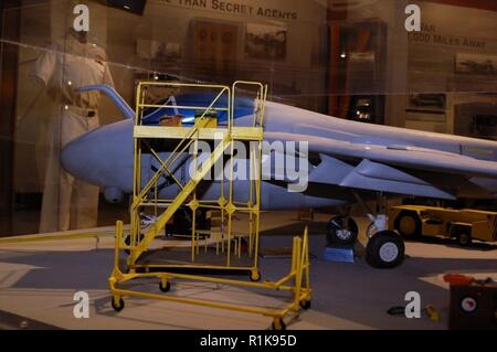 Ein detailliertes Modell einer A-6 Intruder ist auf Anzeige an der Hampton Roads Naval Museum in Norfolk, Virginia. Das Modell bildet einen Einbrecher zu VA-35 zugeordnet, die Black Panthers. Das geschwader betrieben Varianten der legendären Flugzeuge. Sie betrieben eine-6 Ab 1965-1968; A-6 Bs von 1968-1971, A-6 Cs von 1971-1973, und schließlich die A-6E von 1973-1995. Sie Betrieben auch ein Tanker Version, KA-6D Eindringlinge von 1970-1995. Die Einheit für die Bereitstellung des Vietnam Krieges mehrfach, und 1967 seinen ersten Combat Aerial Mining Operation durchgeführt SEIT DEM ZWEITEN WELTKRIEG; drop Antenne Minen in den Song Ca Song Gian und Stockfoto
