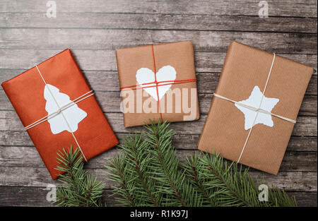 Weihnachten Geschenke mit Tannen auf Holz- Hintergrund. Stockfoto