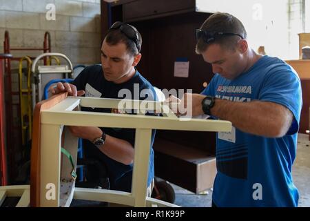 SAN DIEGO (Okt. 2010) 10, 2018) Aviation Machinist Mate 1. Klasse James Anderson, Links, und Aviation Machinist Mate 1. Klasse Tyler McCracken, zugeordnet zu den Flugzeugträger USS Theodore Roosevelt (CVN 71), einen Stuhl zu bauen als Teil einer freiwilligen Projekt auf einen Lebensraum für die Menschheit wiederherzustellen. Theodore Roosevelt ist San Diego, eine geplante Geplante schrittweise Verfügbarkeit vertäut. Stockfoto