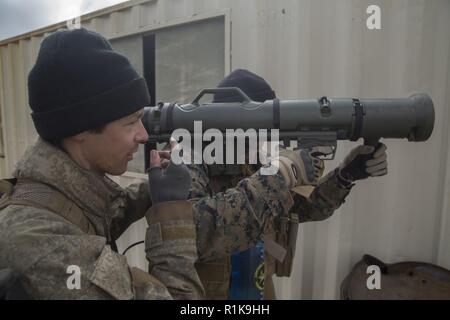 Neuseeland Armee Lance Cpl. Jonathan Sorenson unterstützt US Marine Cpl. Hunter Badgett mit Betrieb der Gustaf Bazooka während der Übung Joint Assault Signale Firma Schwarz, Waiouru, Neuseeland, Oktober 9, 2018. Sorenson, ein Eingeborener von Christchurch, Neuseeland, ist ein Abschnitt, der zweite mit 2 Engineer Regiment, 3 Feld Squardron, 1 NZ Brigade. Badgett, ein Eingeborener von Roanoke, Texas, ist ein Beobachter mit 1. Brigade, 5 Air Naval Geschützfeuer Liaison Firma, III Marine Expeditionary Force Information Group, III MEF. Gegensätzliche Kräfte, bestehend aus marinen vom 5 ANGLICO und com Stockfoto