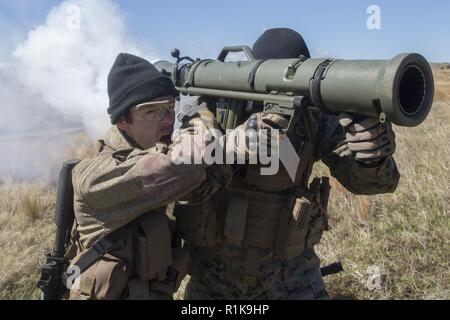 Neuseeland Armee Lance Cpl. Jonathan Sorenson unterstützt US Marine Cpl. Hunter Badgett in Betrieb der Gustaf Bazooka während der Übung Joint Assault Signale Firma Schwarz, Waiouru, Neuseeland, Oktober 9, 2018. Sorenson, ein Eingeborener von Christchurch, Neuseeland, ist ein Abschnitt, der zweite mit 2 Engineer Regiment, 3 Staffel, 1 NZ Brigade. Badgett, ein Eingeborener von Roanoke, Texas, ist ein Beobachter mit 1. Brigade, 5 Air Naval Geschützfeuer Liaison Firma, III Marine Expeditionary Force Information Group, III MEF. Gegensätzliche Kräfte, bestehend aus Neuseeland Armee Ingenieure, intelli Stockfoto