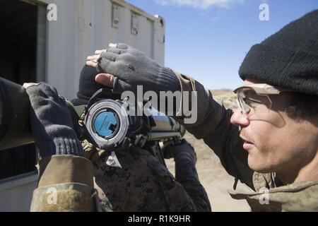 Neuseeland Armee Lance Cpl. Jonathan Sorenson lädt eine leere Ladung in den Gustaf Bazooka von US-Marine Cpl ausgeübt. Hunter Badgett während der Übung Joint Assault Signale Firma Schwarz, Waiouru, Neuseeland, Oktober 9, 2018. Sorenson, ein Eingeborener von Christchurch, Neuseeland, ist ein Abschnitt, der zweite mit 2 Engineer Regiment, 3 Staffel, 1 NZ Brigade. Badgett, ein Eingeborener von Roanoke, Texas, ist ein Beobachter mit 1. Brigade, 5 Air Naval Geschützfeuer Liaison Firma, III Marine Expeditionary Force Information Group, III MEF. Während dieser Schulungsveranstaltung, gegensätzliche Kräfte gesundes Stockfoto