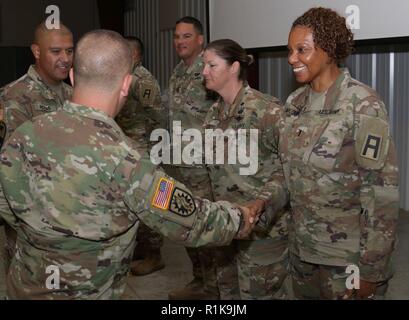 Us-Beobachter Trainer/Ausbilder (ÜLG) mit der ersten Armee Division West werden erkannt und dankte von Oberst Jason E. Briggs, Kommandant der 224th Sustainment Brigade, Oklahoma Army National Guard, im Camp Atterbury, Indiana, Okt. 10, 2018. Die ülg Die 1. Der 357. Brigade Support Battalion, 189Th kombinierte Waffen Training Brigade ausgezeichnetes Feedback für Einheiten, die Teilnahme an Warfighter 19-1 zur Verfügung zugewiesen und half ihnen Mission Erfolg zu erzielen. Stockfoto