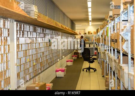 ANSBACH, Deutschland (Okt. 2010) 10, 2018) - - Post Sekretärin, James Dorman, bei der US-Armee Garnison Ansbach führt täglich postbetrieb an der Post Mitte am Katterbach Kaserne. Dorman ist der Umgang mit E-Mails durch alle Stadien des mail Zyklus, von der Vergabe von Kontrollnummern zur Bereitstellung von it an die entsprechende Position. Stockfoto