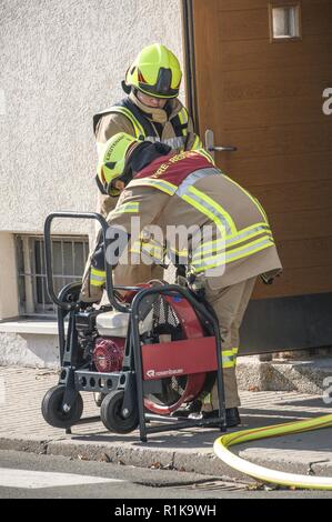 ANSBACH, Deutschland (Okt. 2010) 10, 2018) - U.S. Army Garrison Ansbach Feuerwehr eine Löschübung Übung am Barton Kasernen, LRC in Ansbach, während der Brandschutz Woche 2018. Die übung war auf einem simulierten Szenario zugrunde, die Rettung einer Person aus dem dritten Stock und der Evakuierung der übrigen Mitarbeiter. Stockfoto