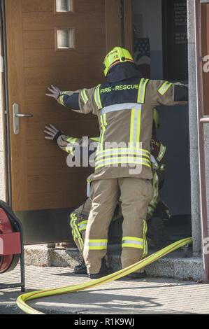 ANSBACH, Deutschland (Okt. 2010) 10, 2018) - U.S. Army Garrison Ansbach Feuerwehr eine Löschübung Übung am Barton Kasernen, LRC in Ansbach, während der Brandschutz Woche 2018. Die übung war auf einem simulierten Szenario zugrunde, die Rettung einer Person aus dem dritten Stock und der Evakuierung der übrigen Mitarbeiter. Stockfoto