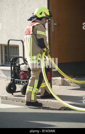 ANSBACH, Deutschland (Okt. 2010) 10, 2018) - U.S. Army Garrison Ansbach Feuerwehr eine Löschübung Übung am Barton Kasernen, LRC in Ansbach, während der Brandschutz Woche 2018. Die übung war auf einem simulierten Szenario zugrunde, die Rettung einer Person aus dem dritten Stock und der Evakuierung der übrigen Mitarbeiter. Stockfoto