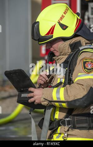 ANSBACH, Deutschland (Okt. 2010) 10, 2018) - U.S. Army Garrison Ansbach Feuerwehr eine Löschübung Übung am Barton Kasernen, LRC in Ansbach, während der Brandschutz Woche 2018. Die übung war auf einem simulierten Szenario zugrunde, die Rettung einer Person aus dem 2. Stock und der Evakuierung der übrigen Mitarbeiter. Stockfoto