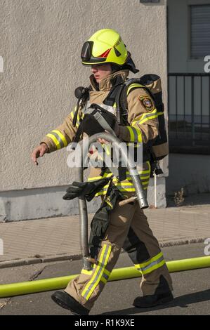 ANSBACH, Deutschland (Okt. 2010) 10, 2018) - U.S. Army Garrison Ansbach Feuerwehr eine Löschübung Übung am Barton Kasernen, LRC in Ansbach, während der Brandschutz Woche 2018. Die übung war auf einem simulierten Szenario zugrunde, die Rettung einer Person aus dem 2. Stock und der Evakuierung der übrigen Mitarbeiter. Stockfoto