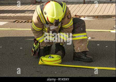 ANSBACH, Deutschland (Okt. 2010) 10, 2018) - U.S. Army Garrison Ansbach Feuerwehr eine Löschübung Übung am Barton Kasernen, LRC in Ansbach, während der Brandschutz Woche 2018. Die übung war auf einem simulierten Szenario zugrunde, die Rettung einer Person aus dem dritten Stock und der Evakuierung der übrigen Mitarbeiter. Stockfoto