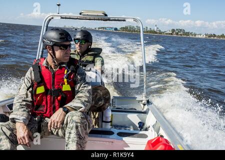 Army Staff Sgt. Jorge Mendoza, Support-Mitarbeiter mit der Florida National Guard's 3-20 th Special Forces Group und Air Force 1 Leutnant Michael Beres, eine Krankenschwester mit 125 medizinischen Loslösung, navigieren Sie durch das Kabbelwasser zu Recon Bereichen Golf Grafschaft Devestated von Hurricane Michael links. Die beiden sind Mitglieder der Florida National Guard CBRNE Enhanced Response Force Paket, das mobilisiert die Soldaten und Piloten aus verschiedenen Einheiten, in Zeiten der Katastrophe. Stockfoto