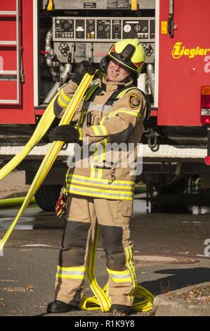 ANSBACH, Deutschland (Okt. 2010) 10, 2018) - U.S. Army Garrison Ansbach Feuerwehr eine Löschübung Übung am Barton Kasernen, LRC in Ansbach, während der Brandschutz Woche 2018. Die übung war auf einem simulierten Szenario zugrunde, die Rettung einer Person aus dem dritten Stock und der Evakuierung der übrigen Mitarbeiter. Stockfoto