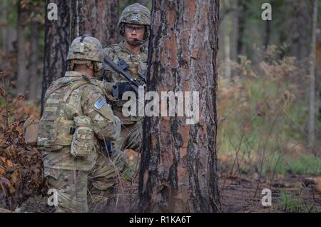 Fallschirmjäger in den 1 Platoon, Unternehmen C, 1st Battalion, 508Th Parachute Infantry Regiment, 3. Brigade Combat Team, 82nd Airborne Division Esel ihre Situation während einer Gruppe ebene Feuer Ausübung gehalten Oktober 10, 2018 in Fort Bragg, North Carolina. Die Ausbildung der 3. Brigade Combat Team, 82nd Airborne Division Fallschirmjäger in realistischen Umgebungen eine Herausforderung ihr Urteil, Waffe Fähigkeiten und taktisches Wissen vertieft. Stockfoto