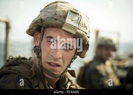 Arabischen Golf - US Marine 2 Leutnant Matthew Condara, ein platoon Commander mit Kilo Firma, Bataillon Landung Team 3/1, 13 Marine Expeditionary Unit (MEU), bereitet eine Wiederholung während eines Martial Arts Instructor Kurs körperliches Training Event an Bord der Whidbey Island zu zählen - Klasse dock Landung Schiff USS Rushmore (LSD 47), Okt. 11, 2018. Das Essex Amphibious Ready Gruppe und dem 13 MEU sind in die USA 5 Flotte Bereich der Maßnahmen zur Unterstützung der Marine im Einsatz für die Stabilität und Sicherheit in der Region zu gewährleisten und verbindet das Mittelmeer und den Pazifischen Raum durch die wes Stockfoto