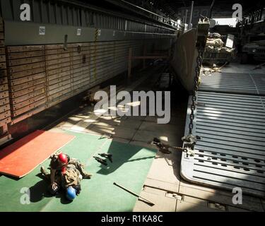 Arabischen Golf eine US-Marine mit dem 13 Marine Expeditionary Unit (MEU), Stifte, ein Student der Kampfkünste Instructor Kurs bei einem Höhepunkt an Bord der Whidbey Island-Klasse dock Landung Schiff USS Rushmore (LSD 47), Okt. 11, 2018. Das Essex Amphibious Ready Gruppe und dem 13 MEU sind in die USA 5 Flotte Bereich der Maßnahmen zur Unterstützung der Marine im Einsatz für die Stabilität und Sicherheit in der Region zu gewährleisten und verbindet das Mittelmeer und den Pazifischen Raum durch den westlichen Indischen Ozean und drei strategischen Punkten ersticken. Stockfoto