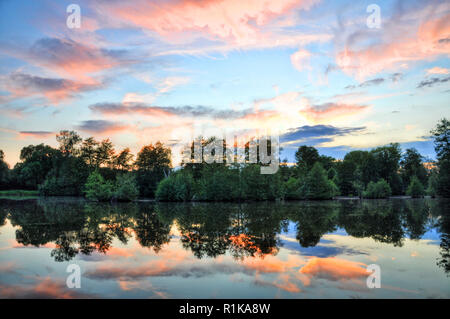 Sonnenuntergang über dem Fluss Fulda in Aueweiher Park in Fulda, Hessen, Deutschland. Stockfoto