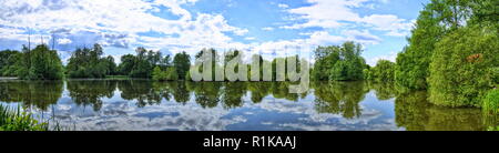 In Aueweiher Fulda River Park in Fulda, Hessen, Deutschland panorama Stockfoto