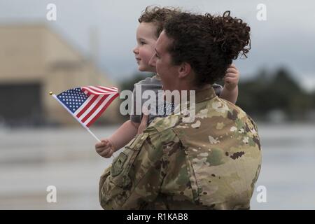 Tech. Sgt. Colleen Mc Gahuey-Ramsey, 71st Rescue Squadron (RQS) Flug Chief, vereint mit ihrem Sohn während einer Umschichtung Zeremonie, Oktober 9, 2018, bei Moody Air Force Base, Ga. Die 71 Rescue Squadron unterhält bekämpfen - den Status bereit und bietet einsetzbares Personal recovery Kräfte zu Theater Kommandeure für Notfall- und Krisenmanagement. Stockfoto