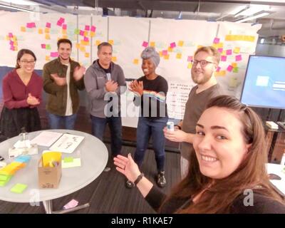 Staff Sgt. Kassandra Johnson, 2. System Operations Squadron NCO verantwortlich, das Routing von Daten Team, posiert für ein Gruppenfoto mit Ihren Mitarbeitern am Pivotal Labs in Chicago, Illinois, 5. Oktober 2018. Johnson ist auf eine temporäre Aufgabe die Zuordnung zu helfen, effizienter Software für Air Operations Centers entwickeln. () Stockfoto