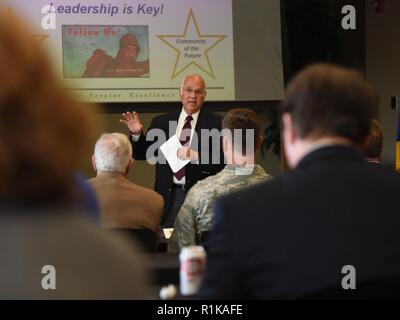 Us-Armee pensionierten Oberst Fred Meurer liefert ein Briefing an Keesler und Gemeindeleitern während der keesler/Mississippi Gulf Coast Community Partnership Workshop an der Heilsarmee Kroc Zentrum in Biloxi, Mississippi, Okt. 10, 2018. Das Programm ist Teil einer größeren Luftwaffe öffentlich-öffentlichen, öffentlich-private Initiative zur Förderung der Anlagen und die lokalen Gemeinschaften zu kombinieren, Ressourcen oder zu verbessern oder die operativen Prozesse. Mississippi Vertreter staatlicher und lokaler Gemeinschaften und verschiedenen bürgerliche Führer an der Veranstaltung teilgenommen haben. Stockfoto