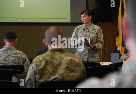 Us Air Force Colonel Debra Vogt, 81st Training Wing Commander, liefert Erläuterungen zu Keesler und Gemeindeleitern während der keesler/Mississippi Gulf Coast Community Partnership Workshop an der Heilsarmee Kroc Zentrum in Biloxi, Mississippi, Okt. 10, 2018. Das Programm ist Teil einer größeren Luftwaffe öffentlich-öffentlichen, öffentlich-private Initiative zur Förderung der Anlagen und die lokalen Gemeinschaften zu kombinieren, Ressourcen oder zu verbessern oder die operativen Prozesse. Mississippi Vertreter staatlicher und lokaler Gemeinschaften und verschiedenen bürgerliche Führer an der Veranstaltung teilgenommen haben. Stockfoto