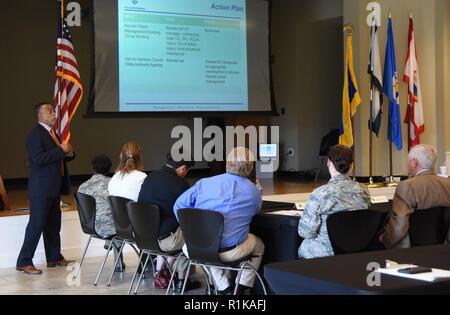 Dr. Wayne Clark, 81st Mission Support Group stellvertretender Direktor, liefert Erläuterungen zu Keesler und Gemeindeleitern während der keesler/Mississippi Gulf Coast Community Partnership Workshop an der Heilsarmee Kroc Zentrum in Biloxi, Mississippi, Okt. 10, 2018. Das Programm ist Teil einer größeren Luftwaffe öffentlich-öffentlichen, öffentlich-private Initiative zur Förderung der Anlagen und die lokalen Gemeinschaften zu kombinieren, Ressourcen oder zu verbessern oder die operativen Prozesse. Mississippi Vertreter staatlicher und lokaler Gemeinschaften und verschiedenen bürgerliche Führer an der Veranstaltung teilgenommen haben. Stockfoto