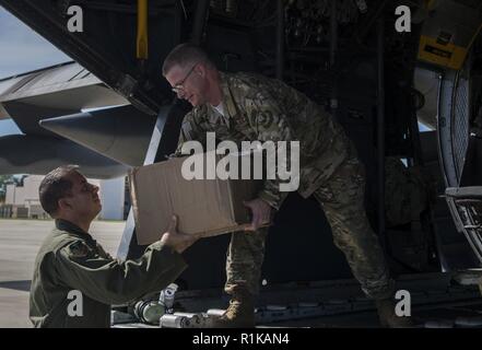 Chief Master Sgt. Gregory Smith, Chef des Air Force Special Operations Command, erhält die Lieferungen aus einem aircrew Mitglied auf einer MC-130H Combat Talon II zugeordnet. bis 15 Special Operations Squadron bei Hurlburt Field, Florida, Okt. 12, 2018. Verschiedene Einheiten aus Hurlburt vorgesehene Feld Entlastung der Tyndall Air Force Base, Florida, followingdevastation durch den Hurrikan, Michael, einer der intensivsten tropische Wirbelstürme, die je in den USA angerichtet haben, Stockfoto