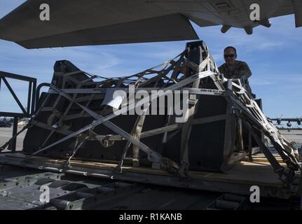 Eine flugzeugbesatzung Mitglied mit dem 15 Special Operations Squadron lasten Fracht auf einem MC-130H Combat Talon II Hurlburt Field, Florida, Okt. 12, 2018. Air Commandos transportiert liefert und eine mobile Küche, die von Fliegern wird zugeordnet, um die 823. RED HORSE Squadron nach der Hinterlassenschaft, die viele im Pfannenstiel ohne Strom und wesentlichen Leistungen Links betrieben werden. Stockfoto