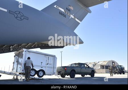 821St Contingency Response Group Flieger entlasten Sie Ihre mobile Command und Control Trailer von Travis Air Force Base C-17 Globemaster III, an der Tyndall Air Force Base in Florida, Okt. 12, 2018. Die Mobilität Flieger dieser Contingency response team bereitgestellt Schaden zu beurteilen und die Bedingungen festzulegen, die für die Initiation der Luftstrom, die dringend benötigte Ausrüstung, Vorräte und Personal für den Aufbau der Basisstation in die Folgen des Hurrikans Michael. AMC Ausrüstung und Personal stehen über der Nation noch mehr Unterstützung auf Anfrage zur Verfügung zu stellen. Stockfoto