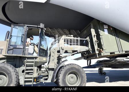 Staff Sgt. Adrian Jackson, 821St Contingency Response Squadron Antenne Porter, entlastet eine taktische Operation Center conex von Travis Air Force Base C-17 Globemaster III, an der Tyndall Air Force Base in Florida, Okt. 12, 2018. Die Mobilität Flieger dieser Contingency response team bereitgestellt Schaden zu beurteilen und die Bedingungen festzulegen, die für die Initiation der Luftstrom, die dringend benötigte Ausrüstung, Vorräte und Personal für den Aufbau der Basisstation in die Folgen des Hurrikans Michael. AMC Ausrüstung und Personal stehen über der Nation noch mehr Unterstützung auf Anfrage zur Verfügung zu stellen. Stockfoto