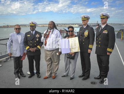 SAN DIEGO (Okt. 2010) 12, 2018) (von links nach rechts) Vito Imbasciani, Sekretär von Kalifornien Abteilung des Veterans Affairs (ganz links), hintere Adm. Cedric E. Pringle, Commander, Expeditionary Strike Group 3 (links), Kapitän John Hakanson, kraft Kaplan der Naval Surface Pacific (rechts), und pensionierte Cmdr. William M. Lauper, Fullerton Gemeinsame's High School District Navy Junior Reserve Officer Training Corps Senior Naval Science Instructor (ganz rechts), posieren für ein Foto mit der Familie der Seemann Lakiba Palmer, ein Seemann, der in den Bombenanschlag auf die Arleigh Burke umgekommen - klasse Lenkwaffen-zerstörer USS Cole Stockfoto
