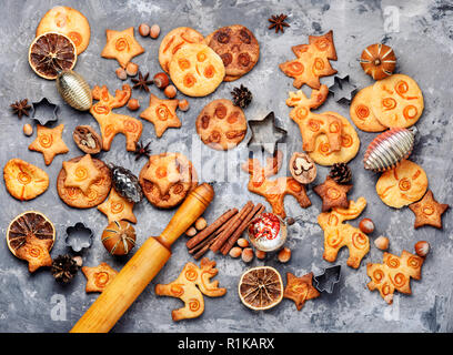 Weihnachten Cookie auf schiefer Hintergrund. Weihnachten Dekoration. festliche Essen Stockfoto