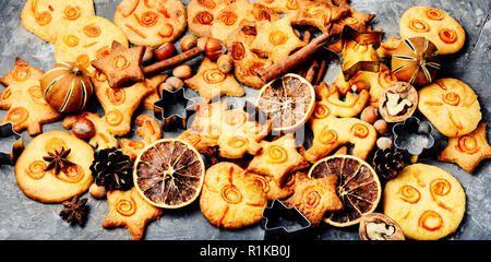 Weihnachten Cookie auf schiefer Hintergrund. Weihnachten Dekoration. festliche Essen Stockfoto