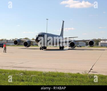 Eine Crew Chief von der 191St Maintenance Squadron Marschälle in einem KC-135 Stratotanker nach einer Mission bei Selfridge Air National Guard Base, Mich., Okt. 13, 2018. Die Flugzeuge und Piloten sind Teil der 127 Flügel der Michigan Air National Guard. (Air National Guard Stockfoto