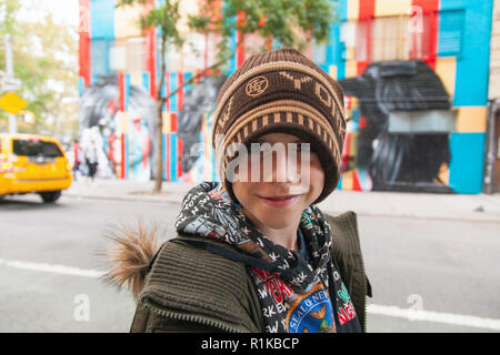 Neun Jahre alten Jungen vor der 27 club Wandbild von Eduardo Kobra, 170 Forsyth Street & Rivington Street, New York City, Vereinigte Staaten von Amerika. Stockfoto