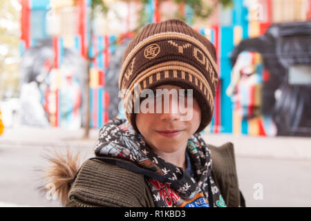 Neun Jahre alten Jungen vor der 27 club Wandbild von Eduardo Kobra, 170 Forsyth Street & Rivington Street, New York City, Vereinigte Staaten von Amerika. Stockfoto