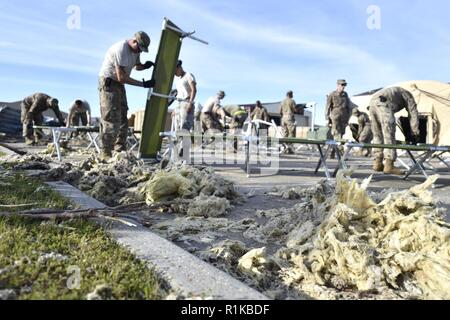 Flieger von der 821St Contingency Response Group setup Zeltstadt an der Tyndall Air Force Base in Florida, Okt. 12, 2018. Die contingency Response Team bereitgestellt Schaden zu beurteilen und die Bedingungen festzulegen, die für die Initiation der Luftstrom, die dringend benötigte Ausrüstung, Vorräte und Personal für den Aufbau der Basisstation in die Folgen des Hurrikans Michael. AMC Ausrüstung und Personal stehen über der Nation noch mehr Unterstützung auf Anfrage Stockfoto