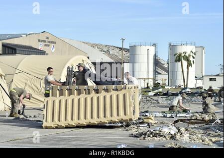 Flieger von der 821St Contingency Response Group setup Zeltstadt an der Tyndall Air Force Base in Florida, Okt. 12, 2018. Die contingency Response Team bereitgestellt Schaden zu beurteilen und die Bedingungen festzulegen, die für die Initiation der Luftstrom, die dringend benötigte Ausrüstung, Vorräte und Personal für den Aufbau der Basisstation in die Folgen des Hurrikans Michael. AMC Ausrüstung und Personal stehen über der Nation noch mehr Unterstützung auf Anfrage Stockfoto