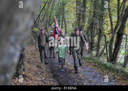 Hürtgenwald - VOSSENACK, Deutschland - Soldaten der Bundeswehr und der norwegischen Streitkräfte in der Huertgen Forest März 13. Oktober 2018 teilnehmen. Die Huertgen Forest März ist eine jährliche Gedenkmarsch statt diejenigen, die ihr Leben in der Schlacht von Huertgen Wald verloren zu erinnern. Stockfoto