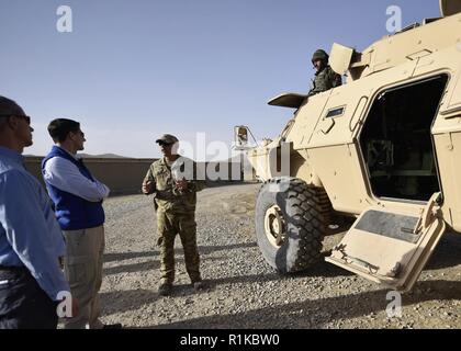 KABUL, Afghanistan - Große Trevor Phillips, ein NATO-Advisor zugeordnet zu Afghan National Army Special Operations Command-Special Operations Advisory Group (ANASOC - SOAG), Cobra Strike Manöver Kurs bietet eine detaillierte Beschreibung der Mobilen Strike Force Fahrzeug, beschäftigte durch Cobra Strike Kandaks (CSKs) zum Lautsprecher des US-Repräsentantenhaus, dem Herrn Abgeordneten Paul Ryan und Kongressabgeordnete William Thornberry bei einem Besuch in der Nähe von Kabul, Afghanistan, Okt. 10, 2018. (NATO Stockfoto