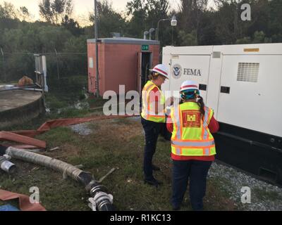 Die erste Notstromaggregat in der usace Emergency Power Mission in Georgien war letzte Nacht installiert und ist im Bereich der Unterstützung kritischer Abwasserinfrastruktur in Albany mit Not temporäre Stromversorgung während die größeren kommerziellen Raster weiter restauriert werden. Angezeigt: Notstromversorgung Planung und Response Team Personal aus der Savanne District die Installation zu überwachen. Die Mission wird von der U.S. Army Corps es von Ingenieuren zur Unterstützung der FEMA Federal Emergency Management Agency, die im Zuge der größeren Bund Reaktion auf den Hurrikan Michael. ( Stockfoto