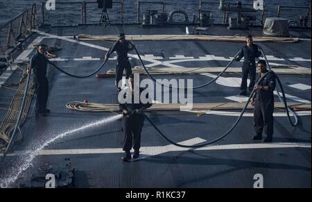 Mittelmeer (Okt. 2010) 13, 2018) Segler Waschen der Arleigh-Burke-Klasse geführte Anti-raketen-Zerstörer USS Carney (DDG64) Okt. 13, 2018. Carney, Vorwärts - Rota, Spanien eingesetzt, ist über seine fünfte Patrouille in den USA 6 Flotte Bereich der Maßnahmen zur Unterstützung der regionalen Verbündeten und Partnern sowie die nationale Sicherheit der USA Interessen in Europa und Afrika. Stockfoto