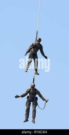 Philippinischen MEER (Okt. 2010) 11, 2018) - Marines, zugeordnet zu den 31 Marine Expeditionary Unit (MEU), von einem MH-60S Sea Hawk Hubschrauber auszusetzen, der "Insel der Ritter" Hubschrauber Meer Combat Squadron (HSC) 25 während eines speziellen Patrouille Einsetzen/Ausziehen (SPIE) Übung an Bord der Amphibisches Schiff USS Wasp (LHD1). Wasp, Flaggschiff der Wasp Amphibious Ready Group, mit 31 Marine Expeditionary Unit in Angriff genommen, ist die in der indopazifischen Region Interoperabilität mit Partnern zu verbessern und dienen als ready-Response Force für jede Art von Kontingenz. Stockfoto