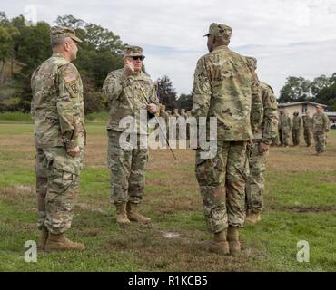 U.S. Army Command Sgt. Maj Thomas Ciampolillo, eingehende command Sergeant Major der 53 Truppe den Befehl, der New York Army National Guard, kontrolliert die noncommissioned officer Schwert bei einem Wechsel der Verantwortung Zeremonie im Camp Smith Training Website, Cortlandt Manor, N.Y., Okt. 14, 2018. Die Zeremonie markiert den Wandel der 53 Truppe den Befehl senior Advisor von der abgehenden Command Sgt. Maj. Corey K. Kusch auf eingehende Befehl Sgt. Maj. Ciampolillo. Stockfoto