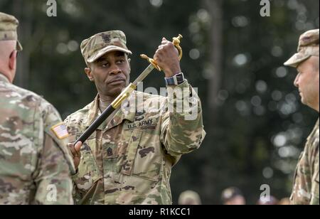 U.S. Army Command Sgt. Maj. Corey K. Kusch, ausgehende command Sergeant Major der 53 Truppe den Befehl, der New York Army National Guard, kontrolliert die noncommissioned officer Schwert bei einem Wechsel der Verantwortung Zeremonie im Camp Smith Training Website, Cortlandt Manor, N.Y., Okt. 14, 2018. Die Zeremonie markiert den Wandel der 53 Truppe den Befehl senior Advisor von der abgehenden Command Sgt. Maj. Kusch auf eingehende Befehl Sgt. Maj Thomas Ciampolillo. Stockfoto