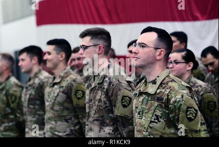 Oklahoma Army National Guard Soldaten mit der 1186Th Military Police Company stehen in der Ausbildung während einer Demobilisierung Zeremonie ihren überseeischen Bereitstellung ehren, Oktober 14, 2018, am Anderson Readiness Center in Salem, Oregon. Etwa 30 Soldaten in das Gerät kam vor kurzem von einem Einsatz in Afghanistan, wo sie zur persönlichen Sicherheit Detail (PSD), Schutz von Einzelpersonen oder Gruppen von Einzelpersonen. ( Stockfoto